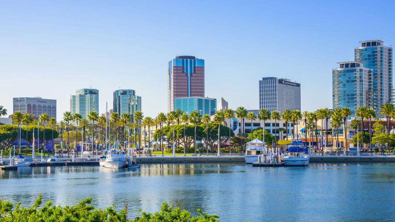 2 Disfruta una emocionante aventura desde Los Ángeles hasta San Francisco, explorando parques nacionales y ciudades icónicas.