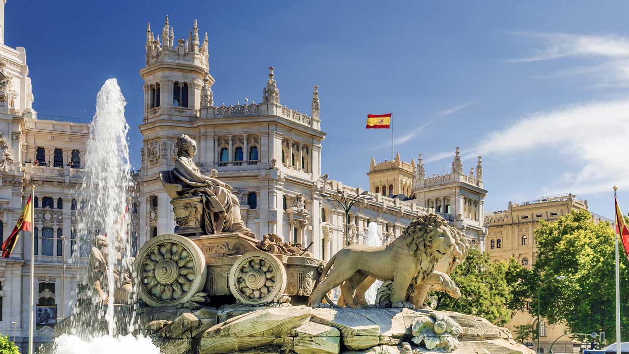 2 Explora lo mejor de Europa en un tour de 21 días que te lleva desde Madrid hasta París, pasando por emblemáticos destinos como Roma, Ámsterdam y más.