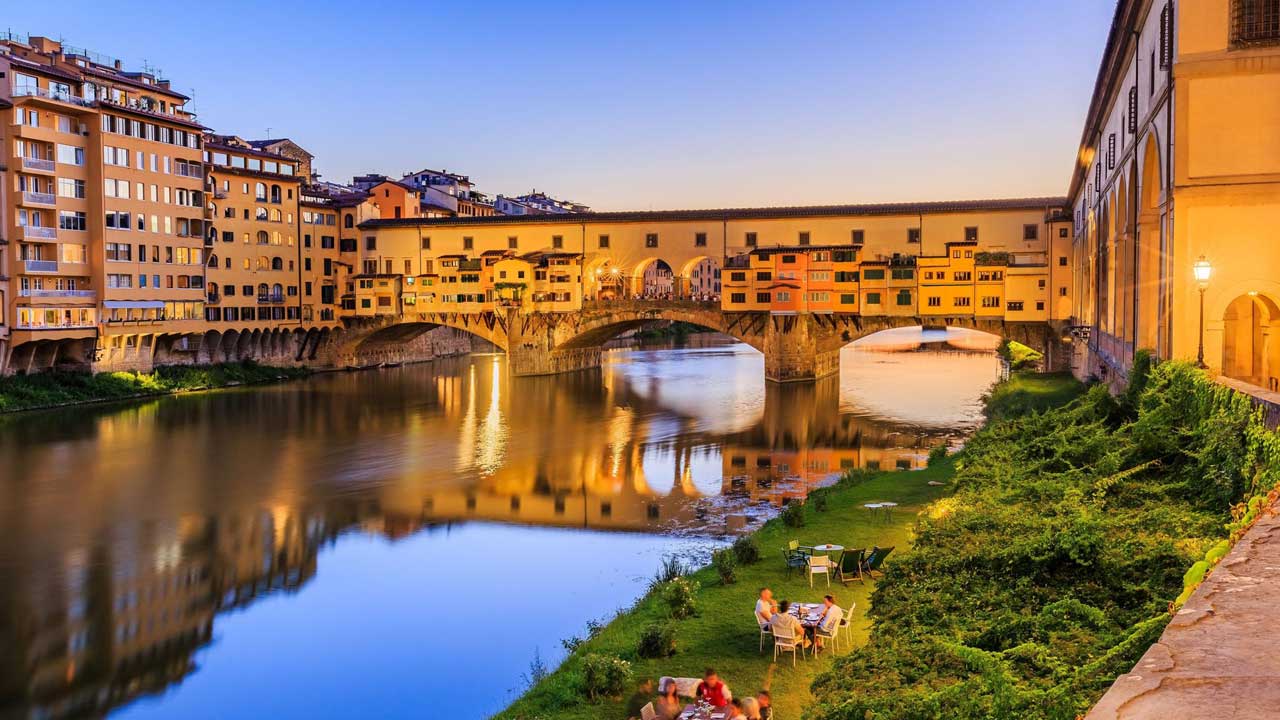 6 Explora lo mejor de Europa en un tour de 21 días que te lleva desde Madrid hasta París, pasando por emblemáticos destinos como Roma, Ámsterdam y más.