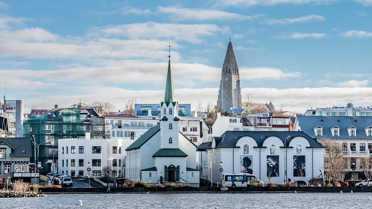 2 Explora el Círculo Dorado en un tour de 18 días desde Londres a Reykjavik. Disfruta de paisajes icónicos, cultura vibrante y experiencias únicas.