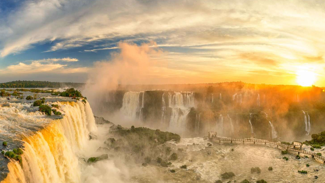 3 Sumérgete en la majestuosidad de las Cataratas del Iguazú con tours exclusivos del lado argentino y brasileño. Mejor precio. Reserva Ya!