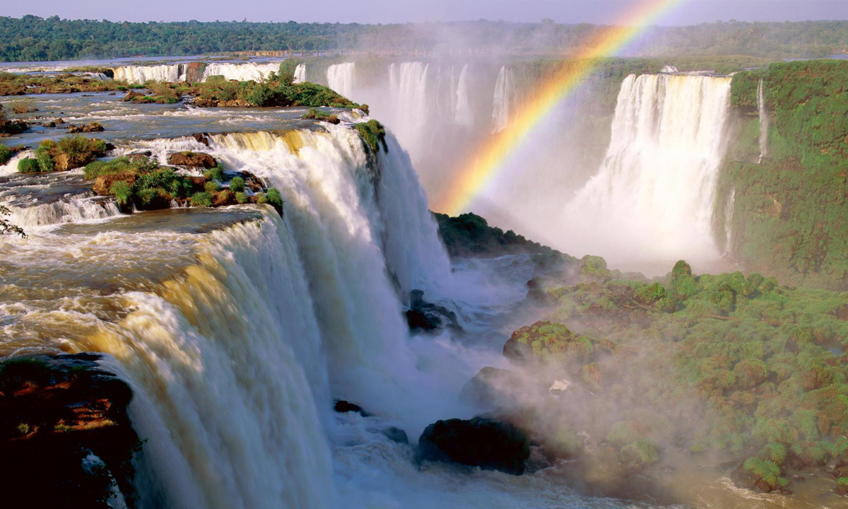 4 Sumérgete en la majestuosidad de las Cataratas del Iguazú con tours exclusivos del lado argentino y brasileño. Mejor precio. Reserva Ya!