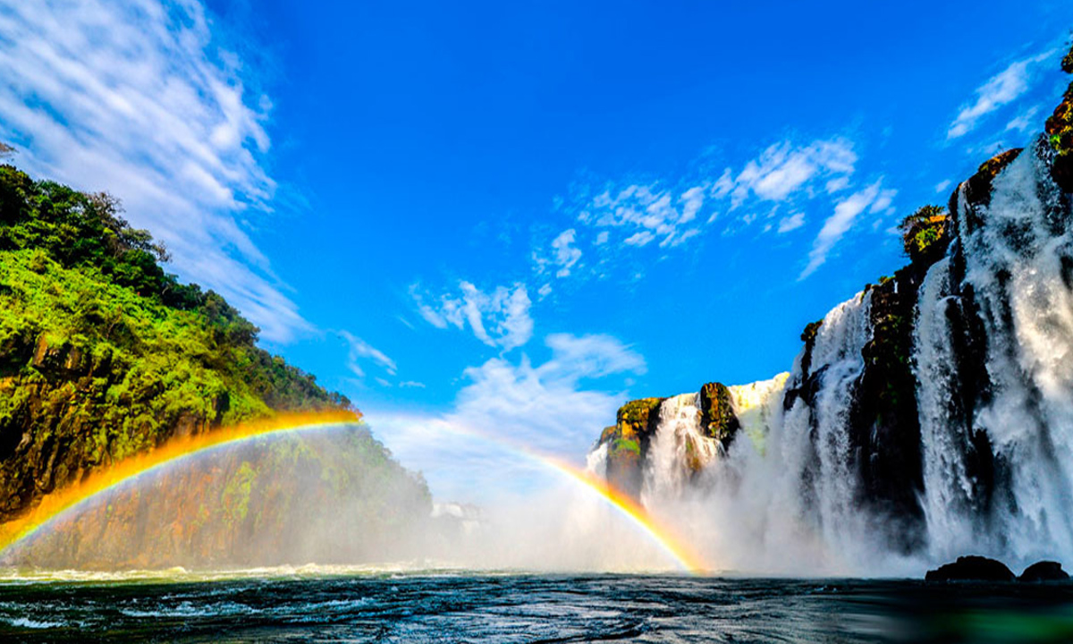 5 Sumérgete en la majestuosidad de las Cataratas del Iguazú con tours exclusivos del lado argentino y brasileño. Mejor precio. Reserva Ya!