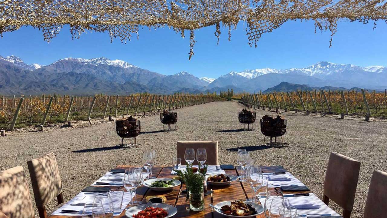 2 Tours únicos por Mendoza, desde el majestuoso Aconcagua hasta viñedos legendarios. Aventuras montañosas y degustación de vinos te esperan