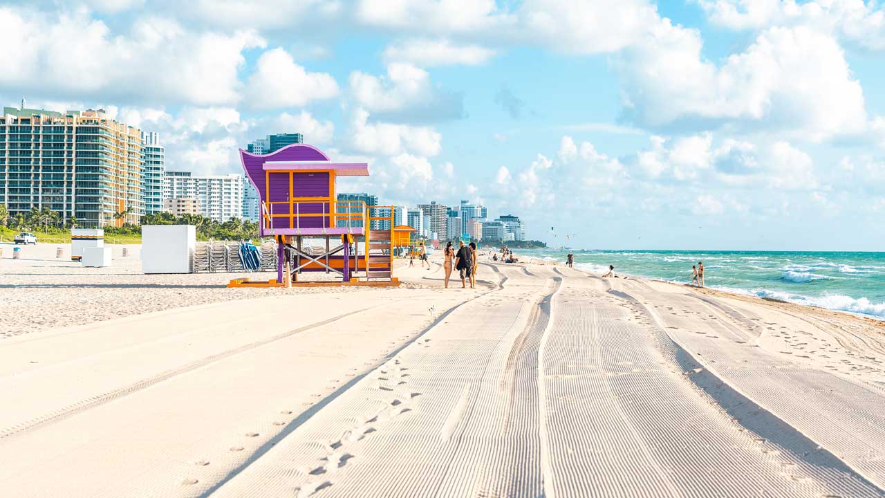 4 Sumérgete en la vibrante vida de Miami: desde paseos por la Bahía hasta compras en Sawgrass Mall. Vive una experiencia única en solo cinco días.