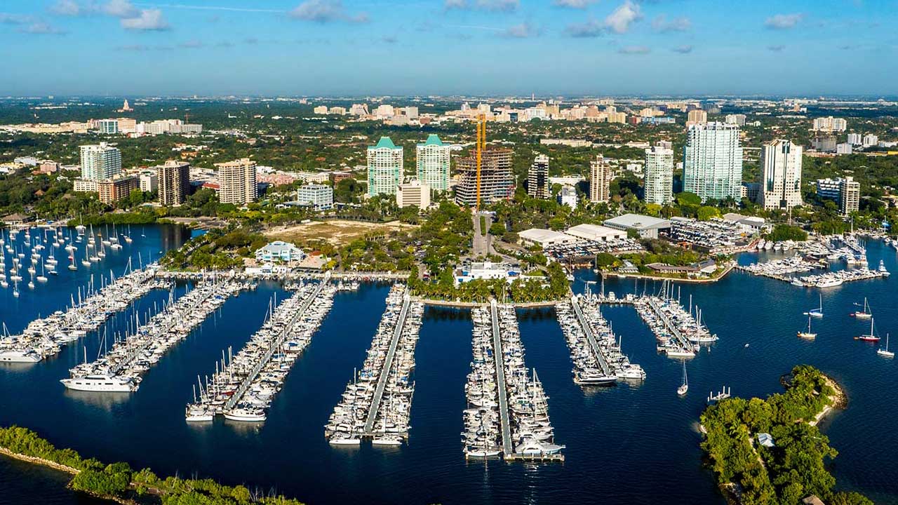 5 Sumérgete en la vibrante vida de Miami: desde paseos por la Bahía hasta compras en Sawgrass Mall. Vive una experiencia única en solo cinco días.